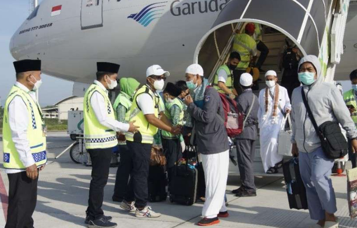 Alhamdulillah, Ratusan Jemaah Haji NTB Kloter Pertama Tiba di Bandara Lombok, Disambut Dengan Tradisi 