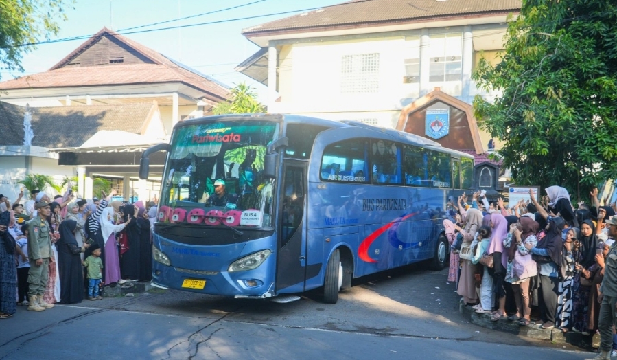 Semoga Mabrur! Pelepasan 306 Calon Jemaah Haji Kloter 9 Mataram Diselimuti Tangis Haru