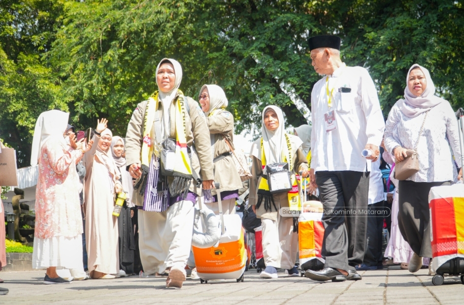 Tangis Haru Iringi Keberangkatan 393 Jemaah Haji Mataram, 6 Orang Berusia 80 Tahun