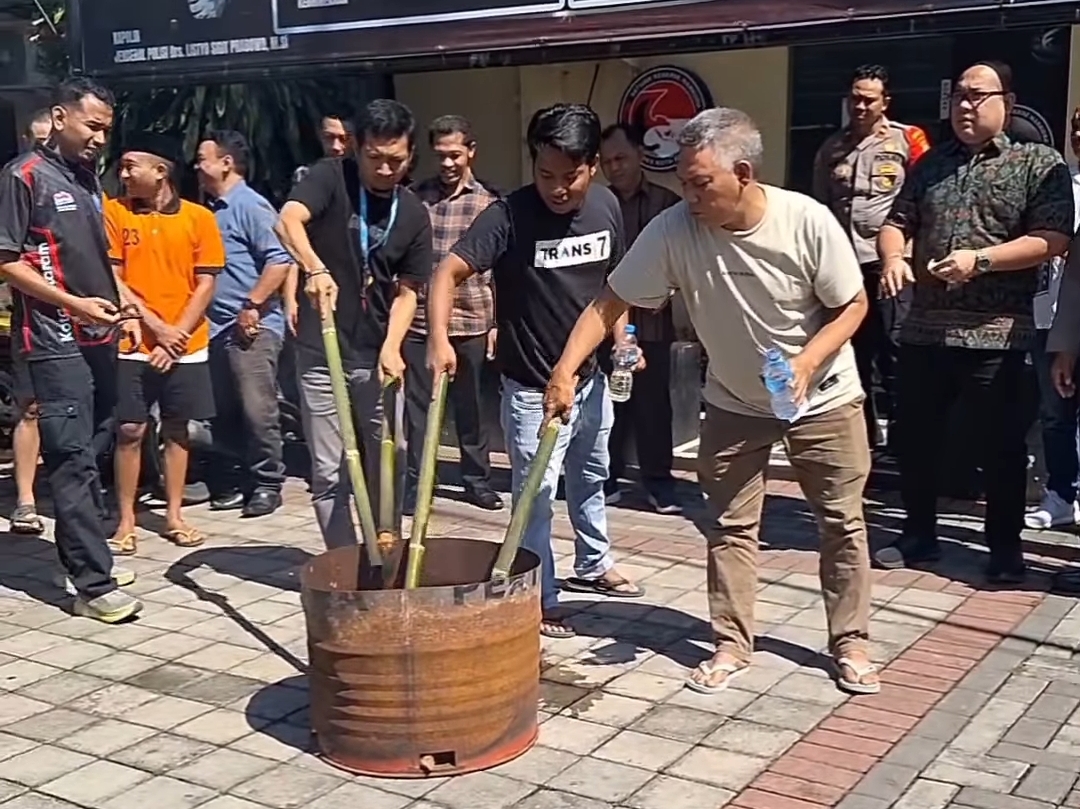 Disaksikan Tersangka! Ini Detik-Detik Pemusnahan Ratusan Gram Ganja di Mataram