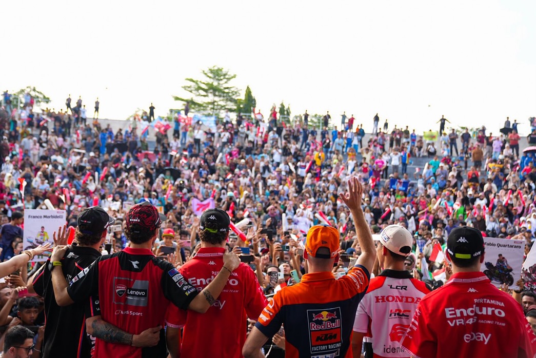 NTB Heboh! Sambutan Warga Bikin Pecco Bagnaia Terharu saat Parade MotoGP