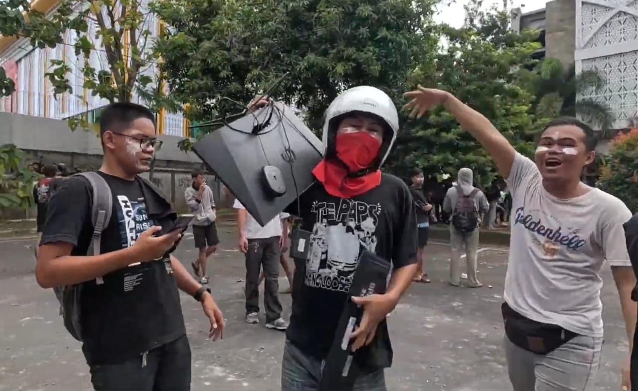 “Harta Karun” di Tengah Kobaran Api Gedung DPRD NTB