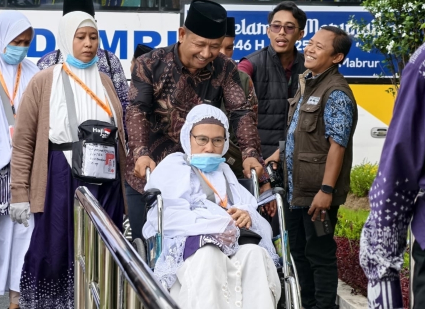 Calon Jemaah Haji Lotim Menangis Haru Terbang ke Tanah Suci, Wabup: Ingat Kesehatan