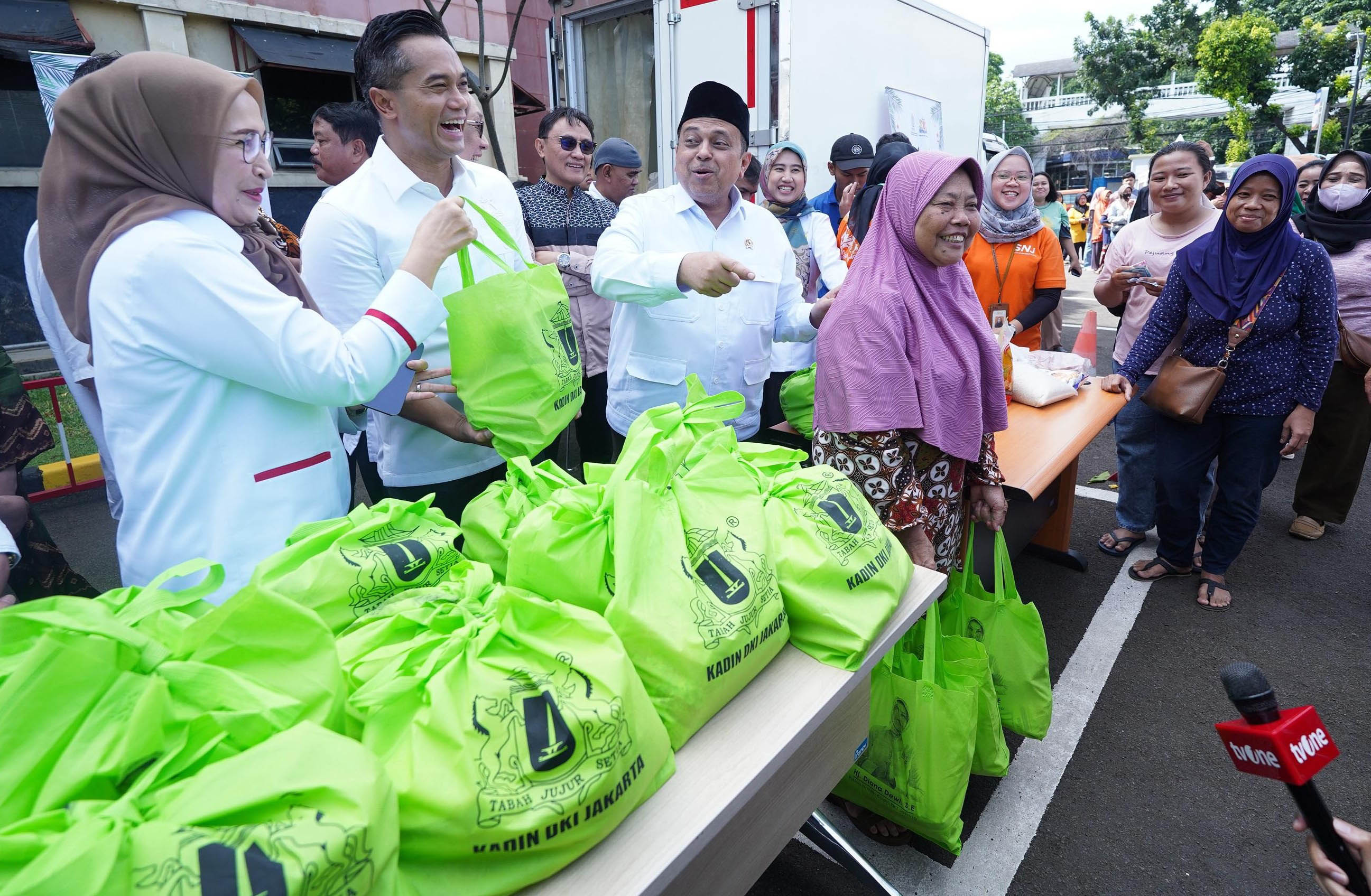 Realisasikan Quick Win, Kadin Provinsi DKI Jakarta Salurkan 25.000 Paket Sembako Murah