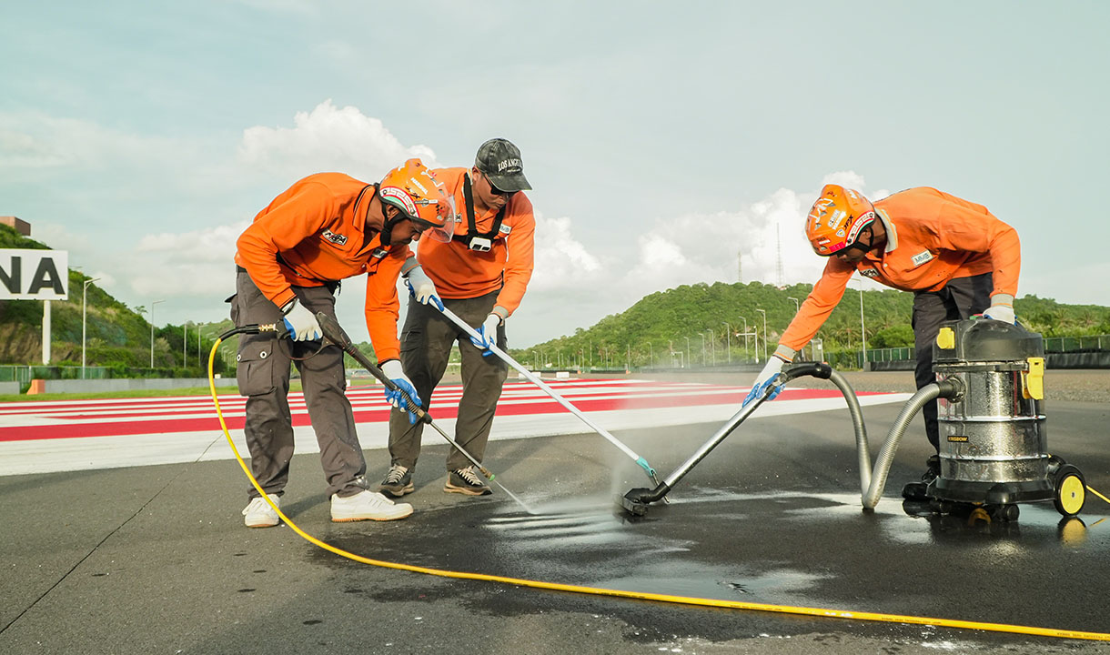 Begini Tangani Tumpahan Oli di Lintasan Sirkuit Mandalika