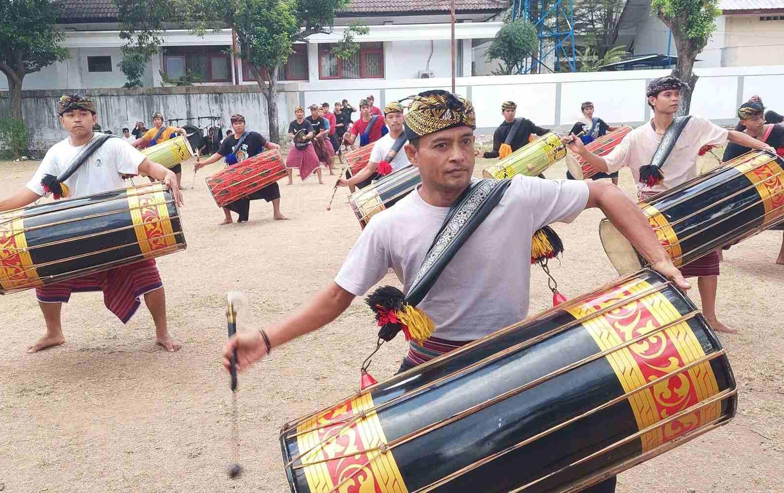 500 Penari Kolaborasi Budaya dan Sejarah Meriahkan Pembukaan FORNAS VIII NTB