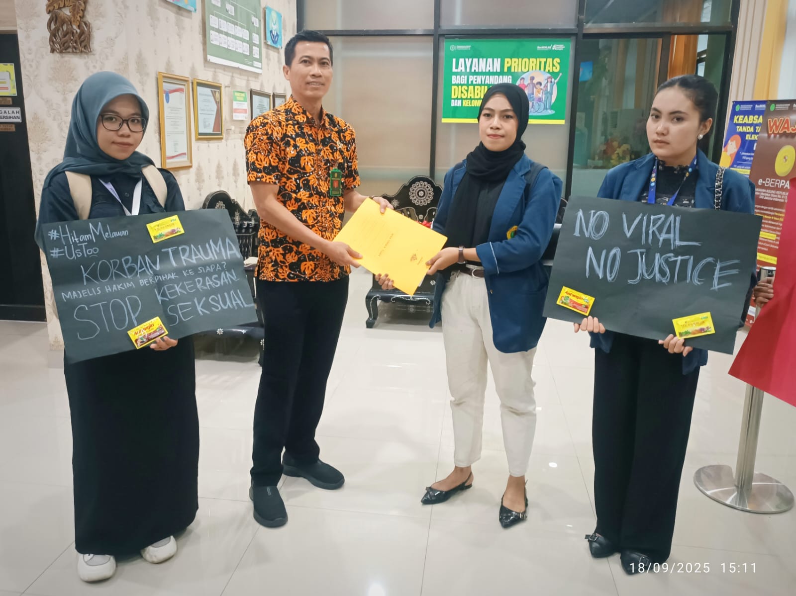 Aktivis Hadiahi Jamu Tolak Angin Untuk PN Mataram