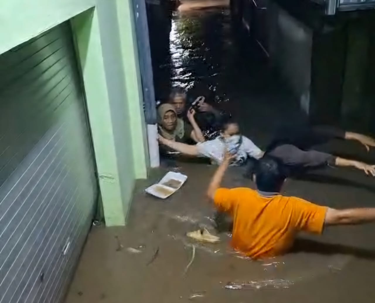 Banjir Mataram, Dua Nyawa Melayang Karena Tersengat Listrik