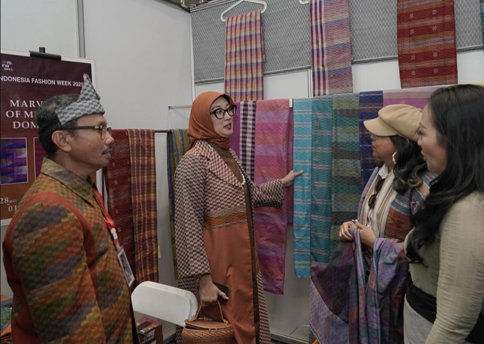 Tak Disangka! Tenun Asal Dompu NTB Curi Perhatian Dubes Cile di IFW 2025