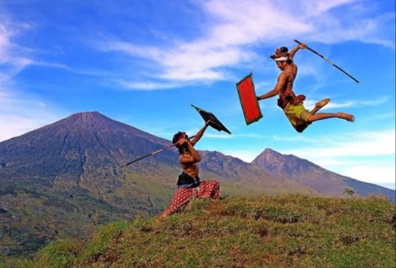 Peresean Versi Asli Tampil di FORNAS VIII NTB 2025, Gratis untuk Umum