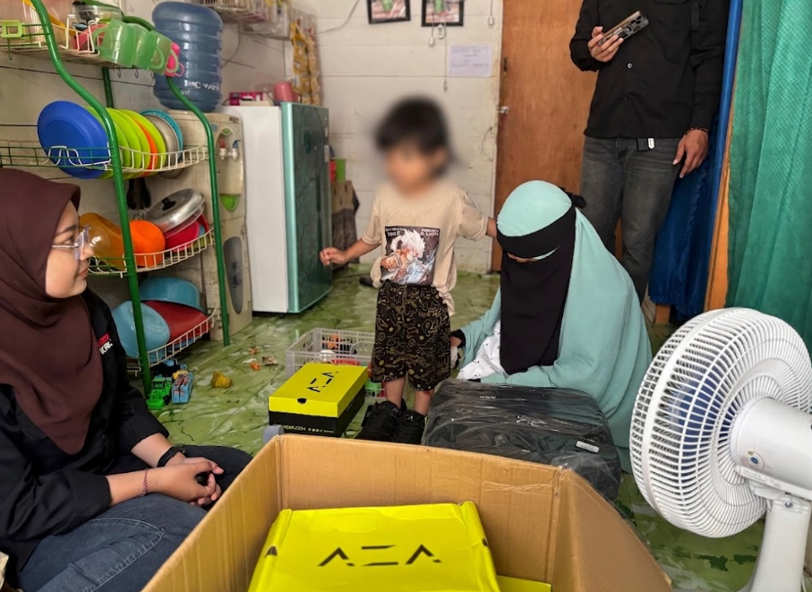 Terharu! AZA x Disway Grup Ulurkan Bantuan Sepatu dan Tas untuk Keluarga Mandala