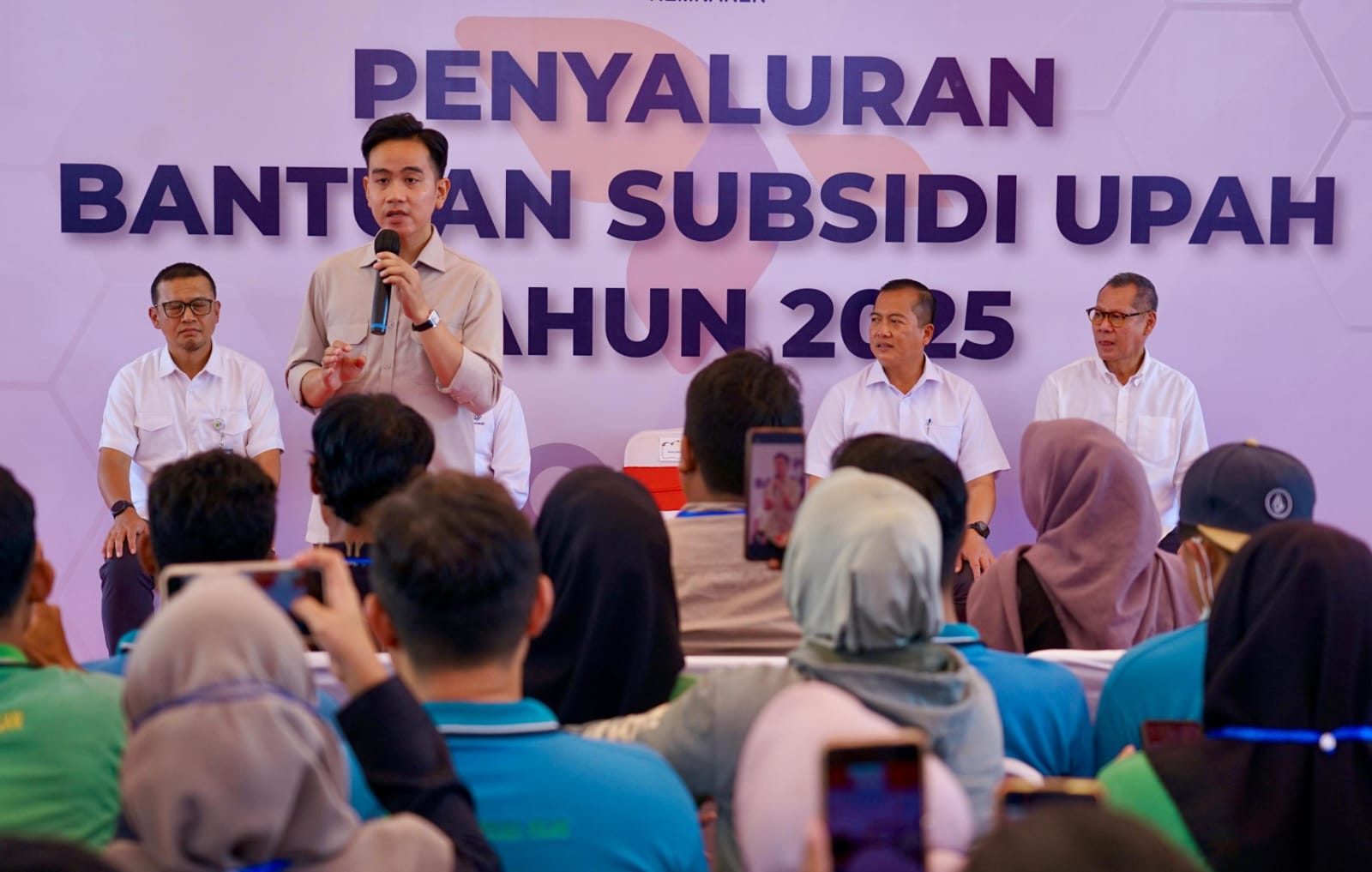 Wapres Gibran Tinjau Penyaluran BSU di Mataram, Minta Jangan Dipakai Judol