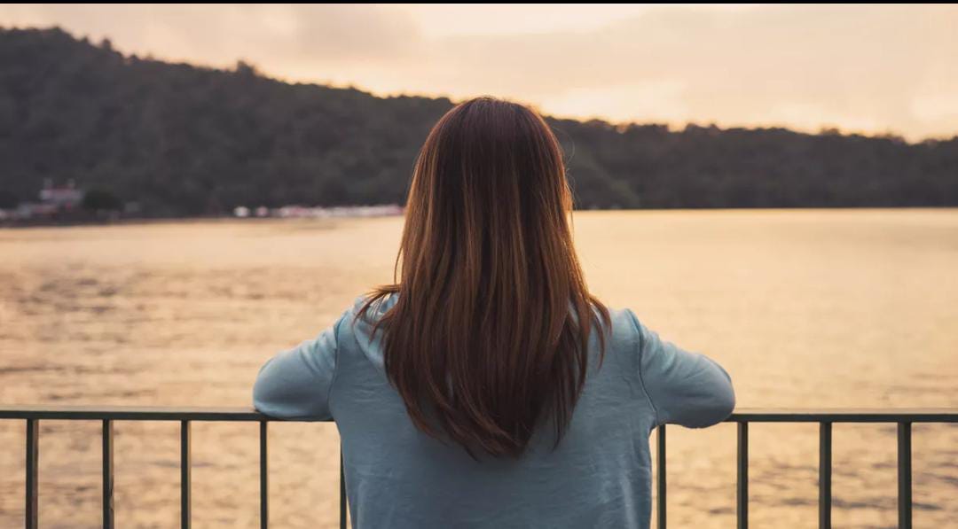 Merasa Kesepian Meski Punya Banyak Teman? Ini Penyebabnya di Usia Dewasa