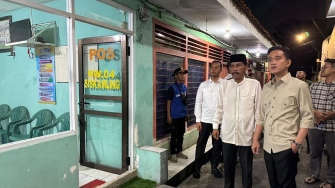 Bukan di Kantor, Wapres Gibran Pilih Begadang Bareng warga di Pos Ronda