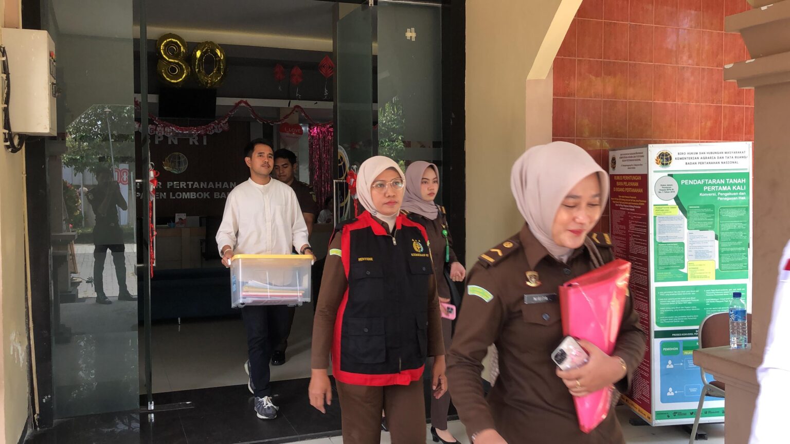 Kejari Mataram Geledah Kantor Pertanahan Lombok Barat, Puluhan Dokumen Kasus Korupsi Disita