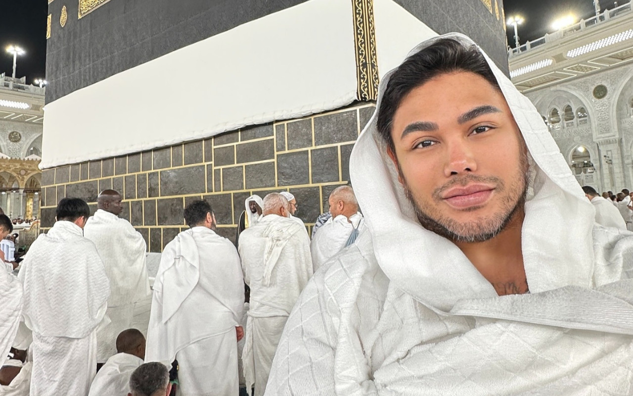 Potret Ivan Gunawan Umrah Hingga Bertemu Ustaz Derry Sulaiman di Mekkah Sebelum Ibadah Haji