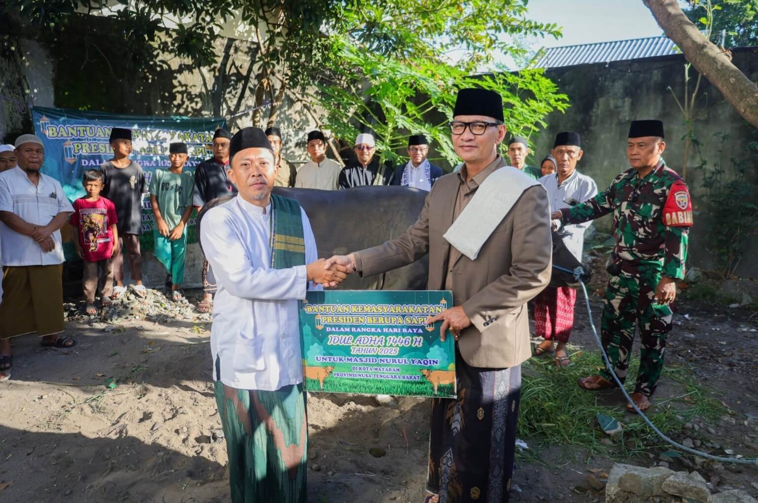 Wali Kota Mataram Serahkan Hewan Kurban dari Presiden RI  saat Hari Raya Idul Adha