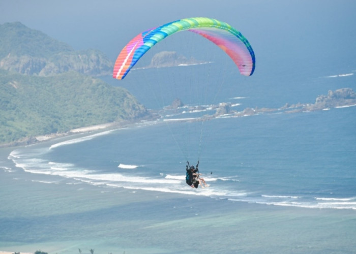 Langit Lombok Dihiasi Atlet Paralayang Dunia, Menpora Dito: Surga Olahraga Dirgantara!
