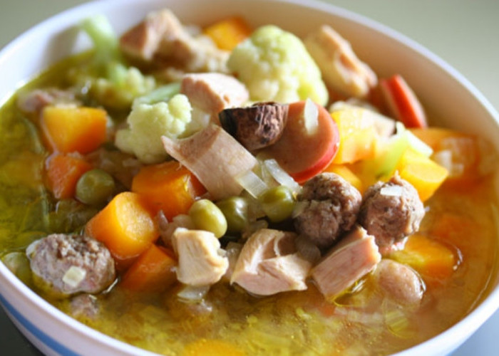Resep Sup Ayam Kelak Bage Khas Lombok, Rahasia Gurihnya Ada di Daun Kedondong!