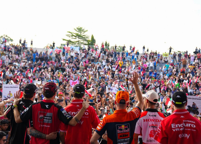 NTB Heboh! Sambutan Warga Bikin Pecco Bagnaia Terharu saat Parade MotoGP