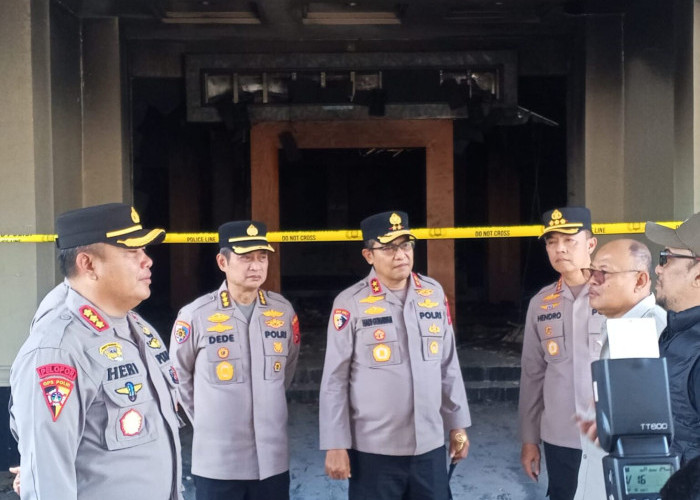 Polisi Kejar Oknum Pembakar Gedung DPRD dalam Aksi Massa
