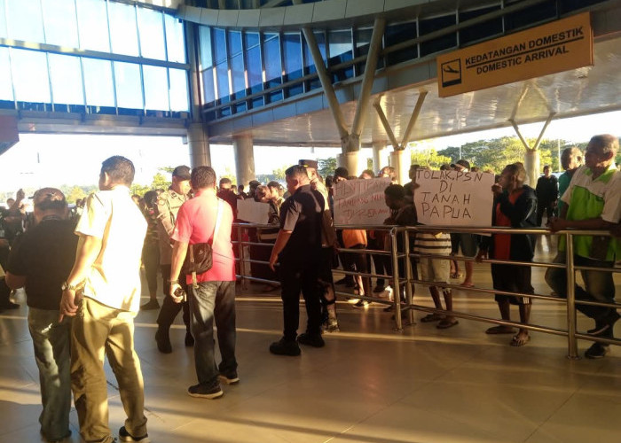 Tinjau Raja Ampat, Menteri ESDM Bahlil Lahadalia Diteriaki 'Penipu' Setibanya di Bandara DEO-Papua 
