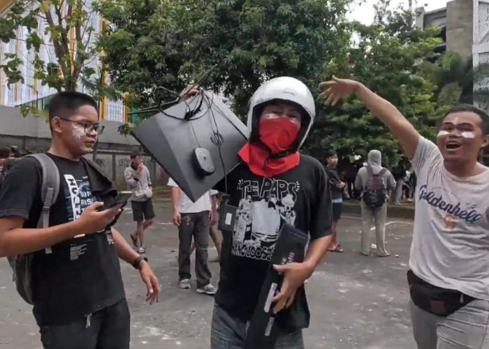 “Harta Karun” di Tengah Kobaran Api Gedung DPRD NTB