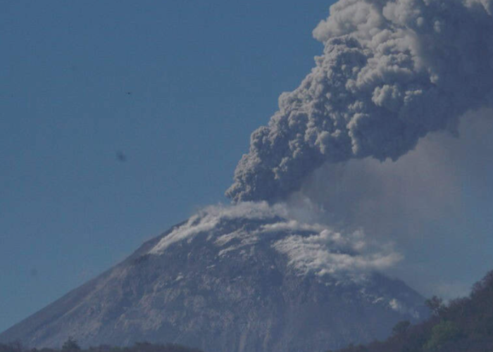 Gunung Lewotobi Laki-Laki Erupsi, Penerbangan ke 3 Bandara NTT Dibatalkan