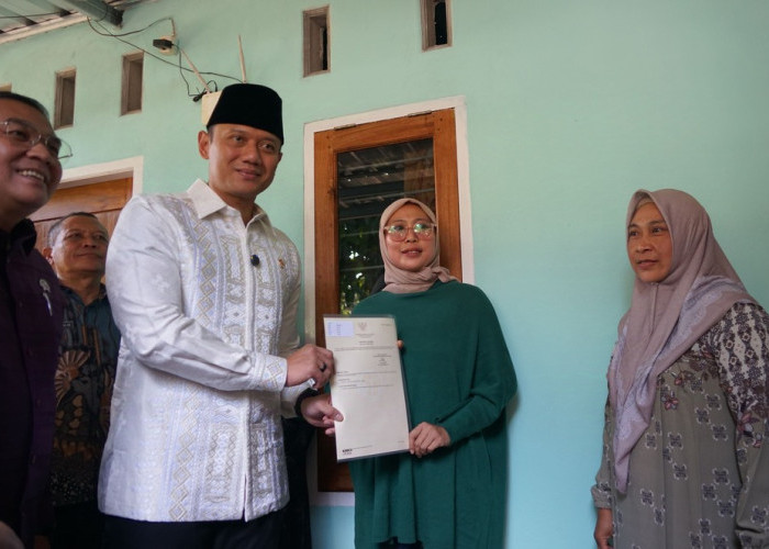 AHY Serahkan Sertifikat Tanah Langsung ke Rumah Warga di Lombok Barat