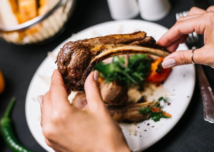 Kenali! 8 Efek Tubuh saat Terlalu Banyak Makan Daging Kambing saat Idul Adha