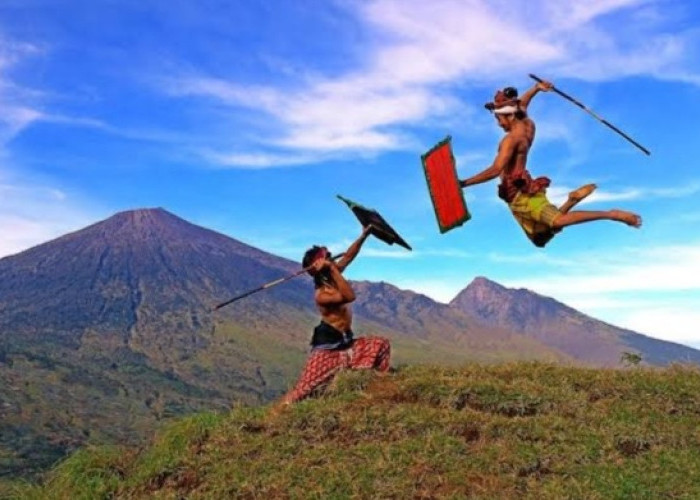 Peresean Versi Asli Tampil di FORNAS VIII NTB 2025, Gratis untuk Umum