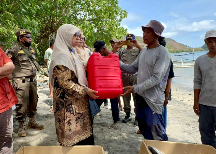 Dukung Ekonomi Pesisir, Lombok Barat Serahkan Mesin Kapal dan Dorong Inovasi Olahan Ikan