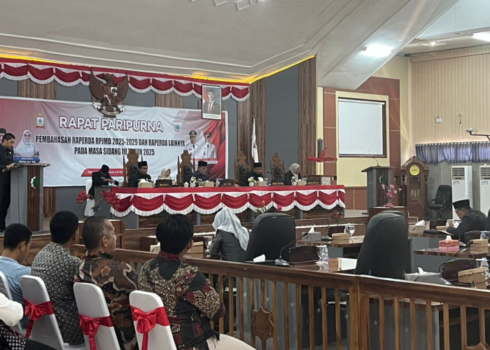 Fraksi PAN Tolak Hasil Kerja Pansus RPJMD Sumbawa Barat, Sidang Paripurna Ricuh