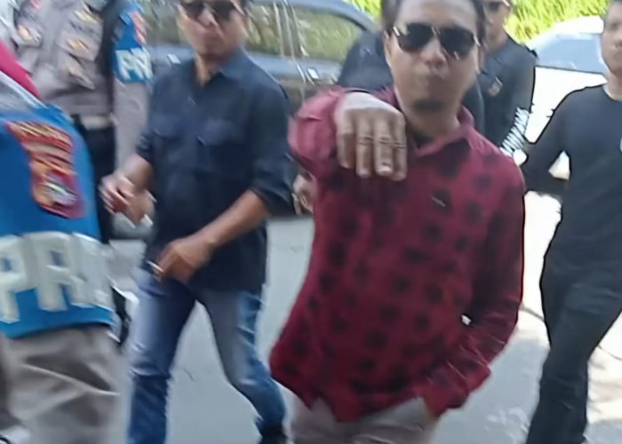 Polisi dan Pengacara Kompol Yogi  Larang Wartawan Ambil Gambar Saat Rekonstruksi 